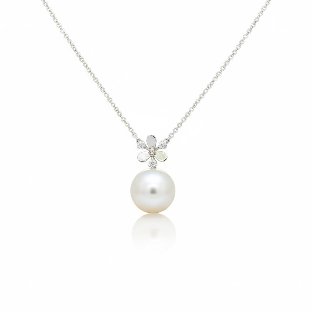 18ct white gold cultured Akoya pearl pendant
