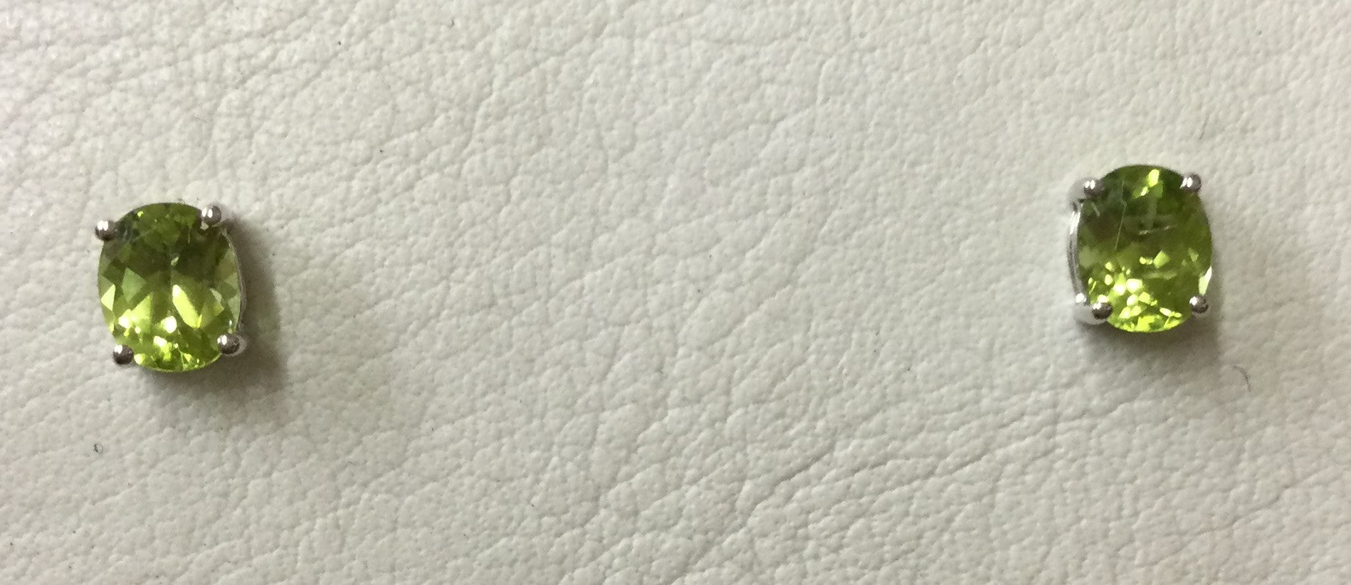 18ct White Gold 1ovl Peri Stud