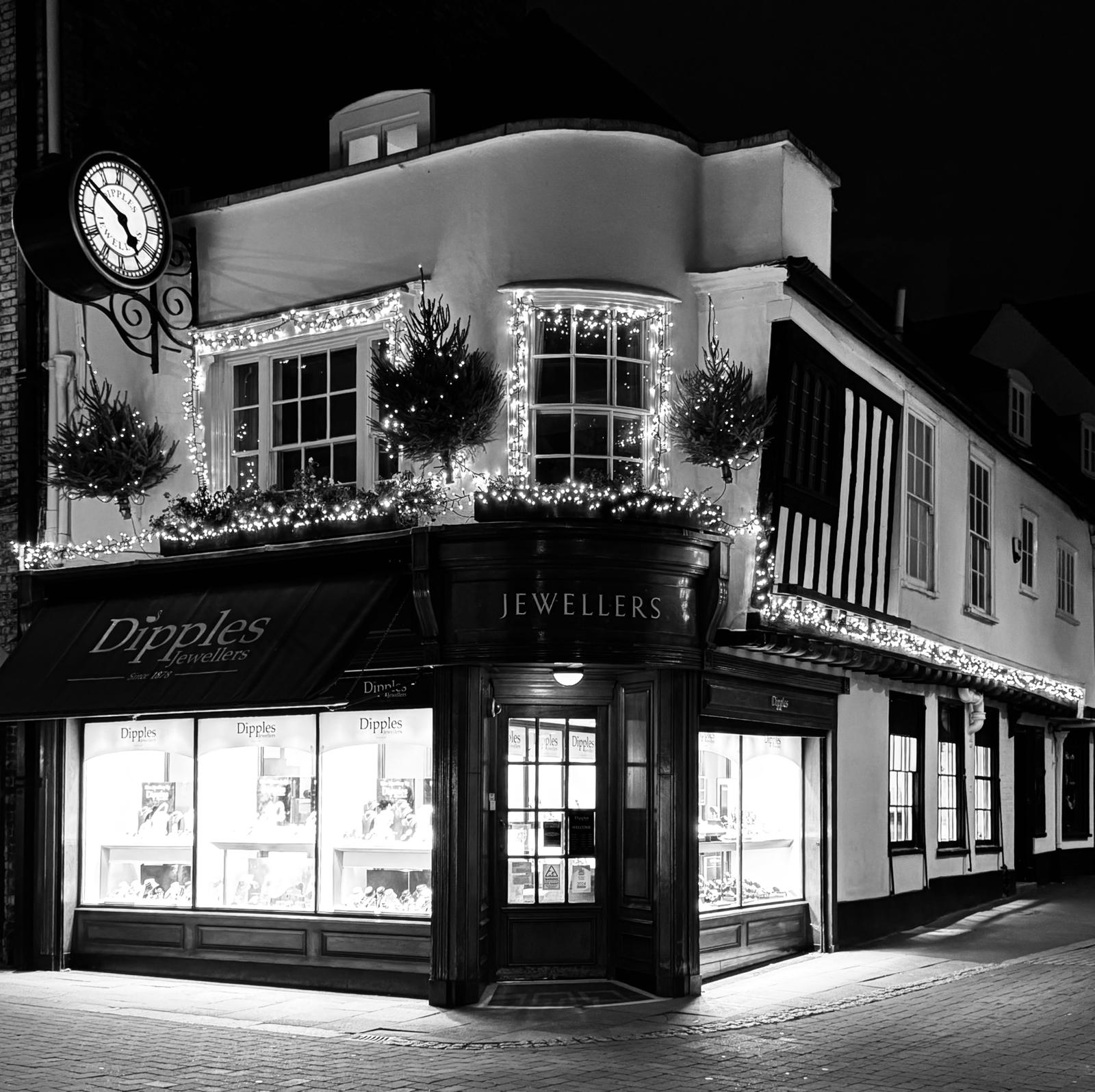 Why Choosing a Family-Owned Jewellery Business Like Dipples Ensures Timeless Quality and Trust