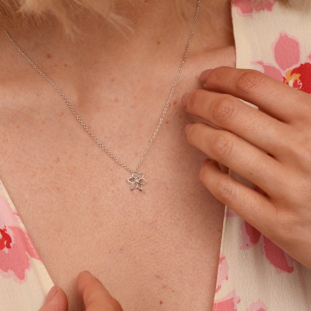 HD Silver Amulets Flower Pendant + 16'-18' ext chain