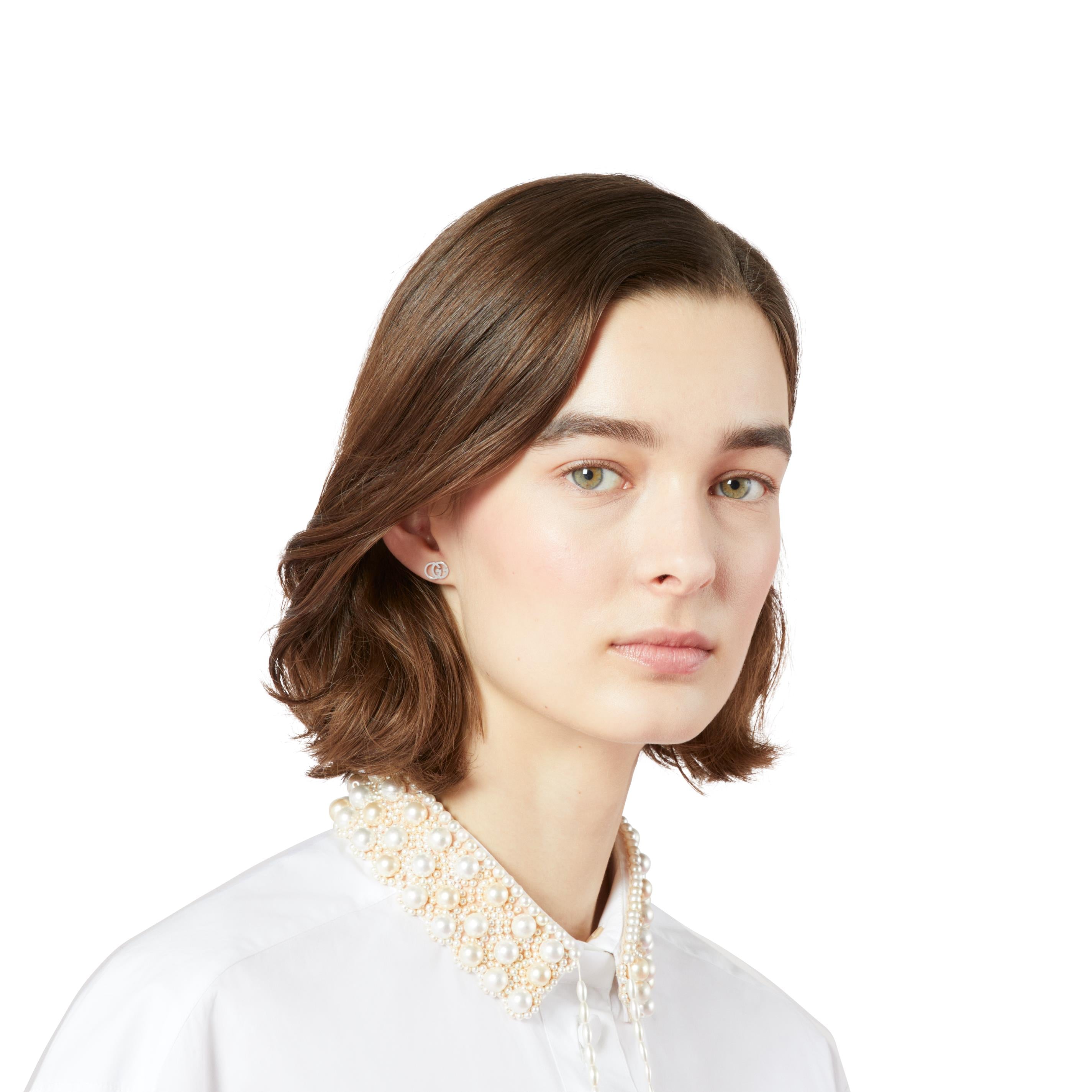 GG RUNNING WHITE GOLD STUD EARRINGS