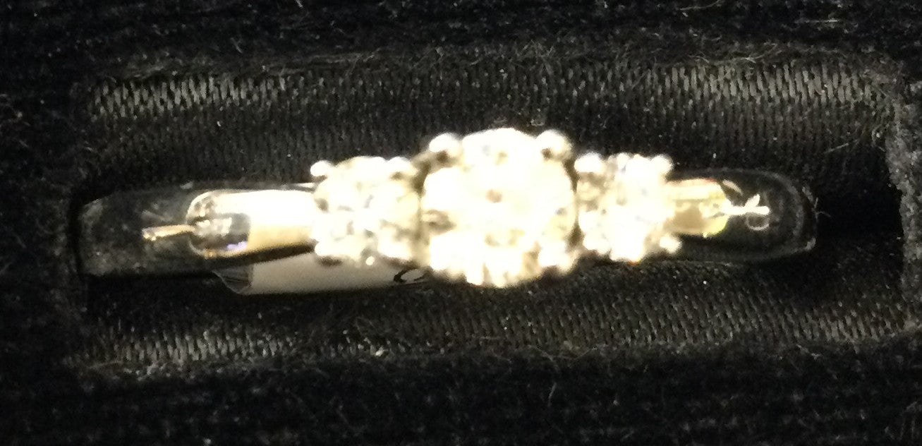 9ct White Gold 3dia-Claw Set