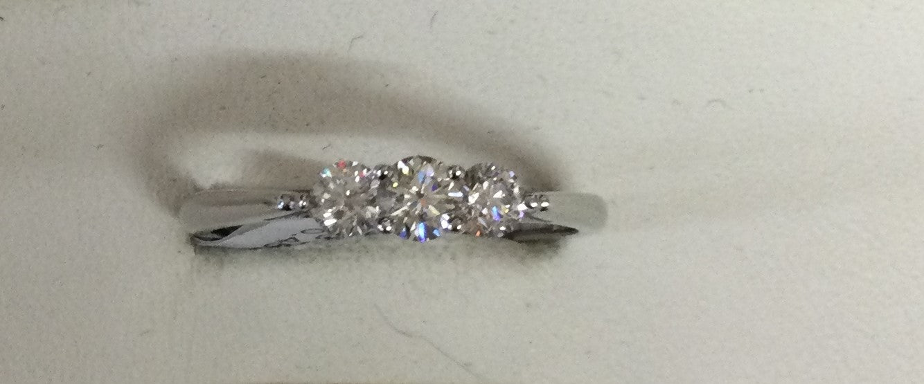 18ct White Gold 3 B/C Diam Clw 0.45ct