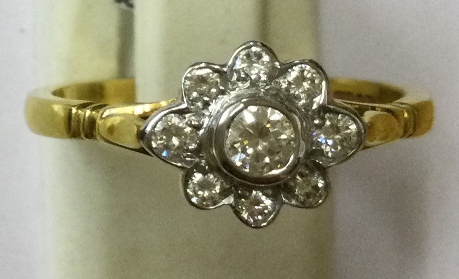 18ct Gold 9 Dia R/O Ov Daisy