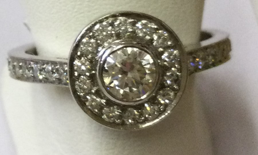 18ct White Gold Di Rnd Clus Di Shld