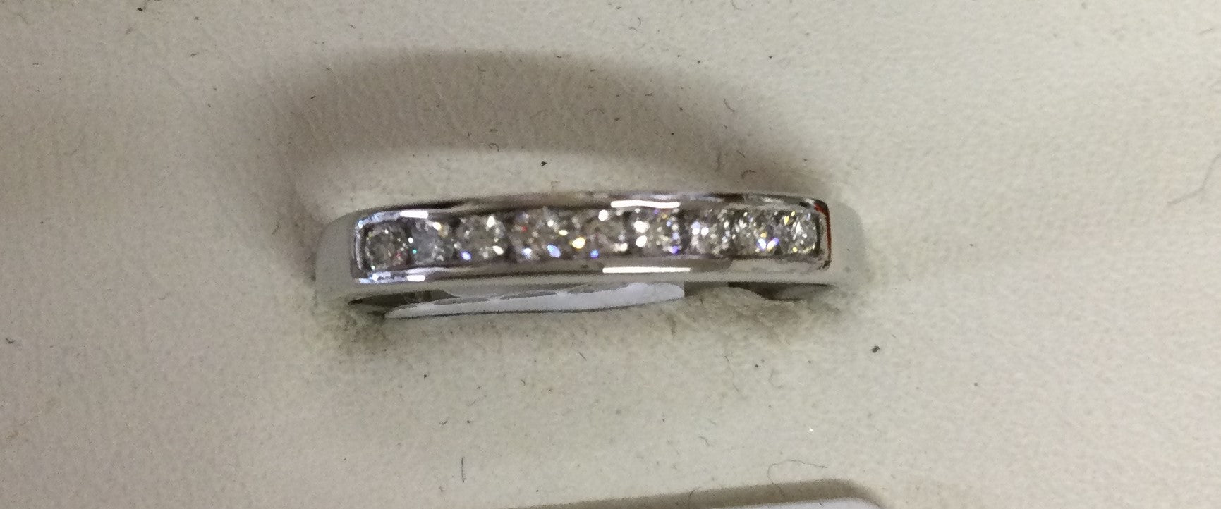 9ct White Gold B/C Diam Channel