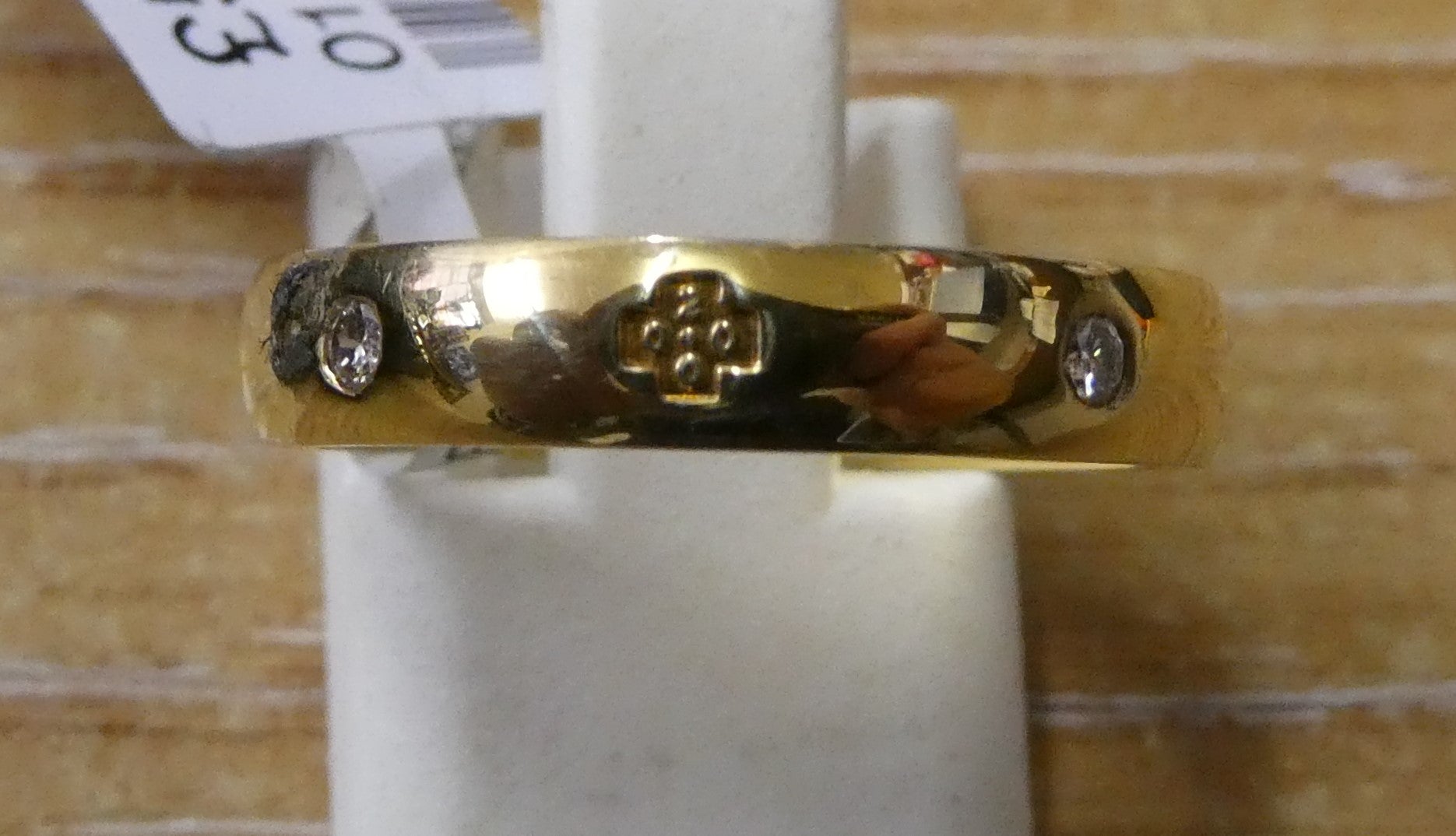 18ct Yellow Gold 4 Dia + Millen Mrks