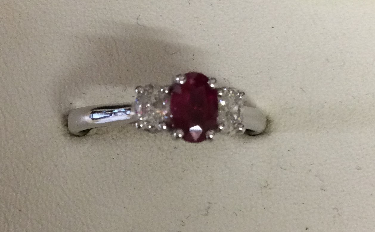 18ct White Gold Ovlru/2ovldia