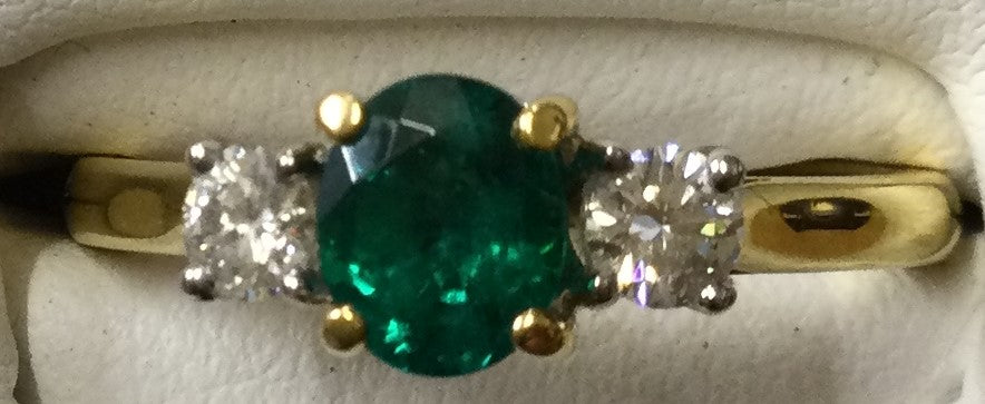 18ct Yellow Gold ovl emrld + 2-rbc dia clw set 3-st ring