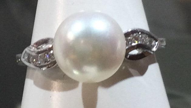 18ct White Gold Sngl Cp+4dia Ea Shld