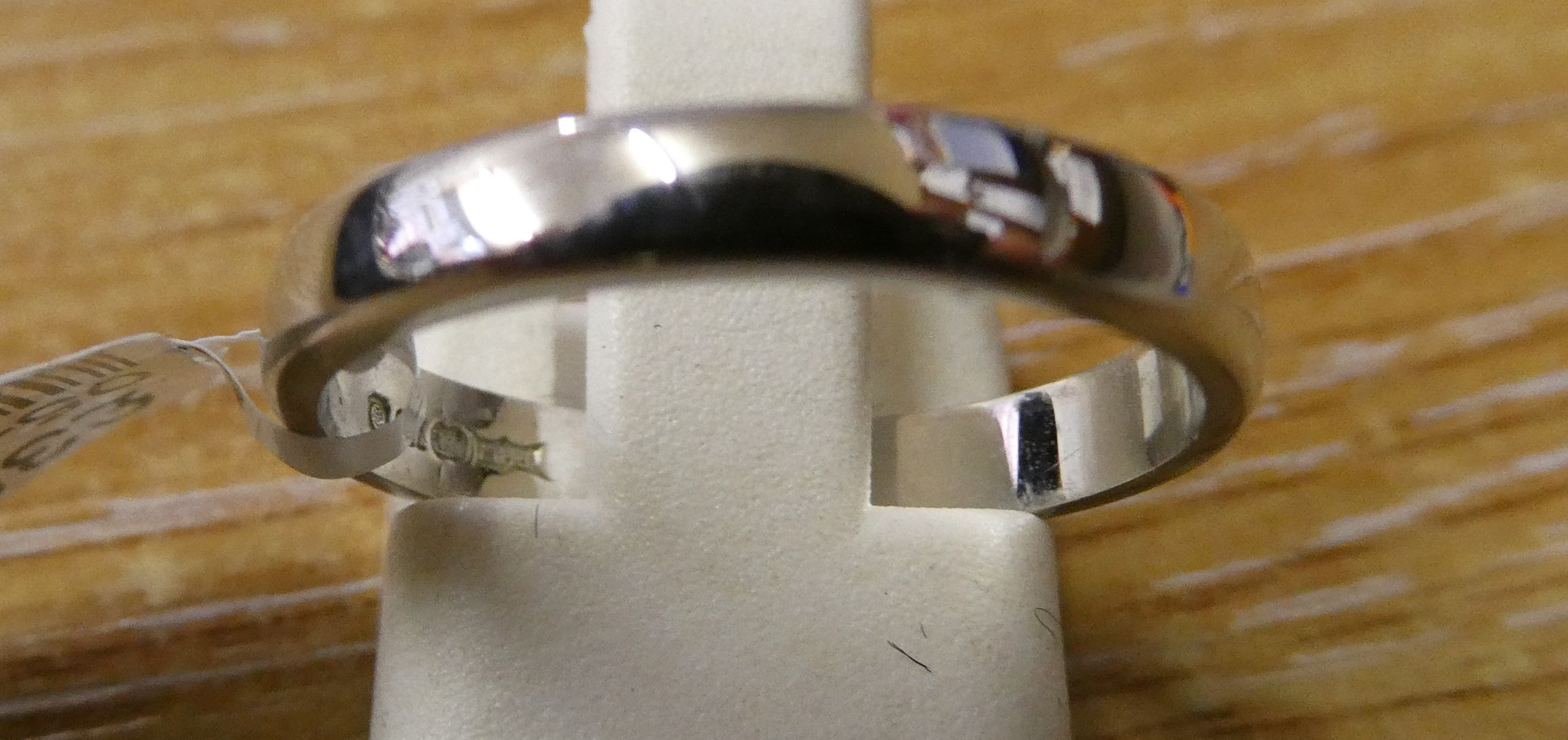 18ct White Gold 3mm D Shape       M