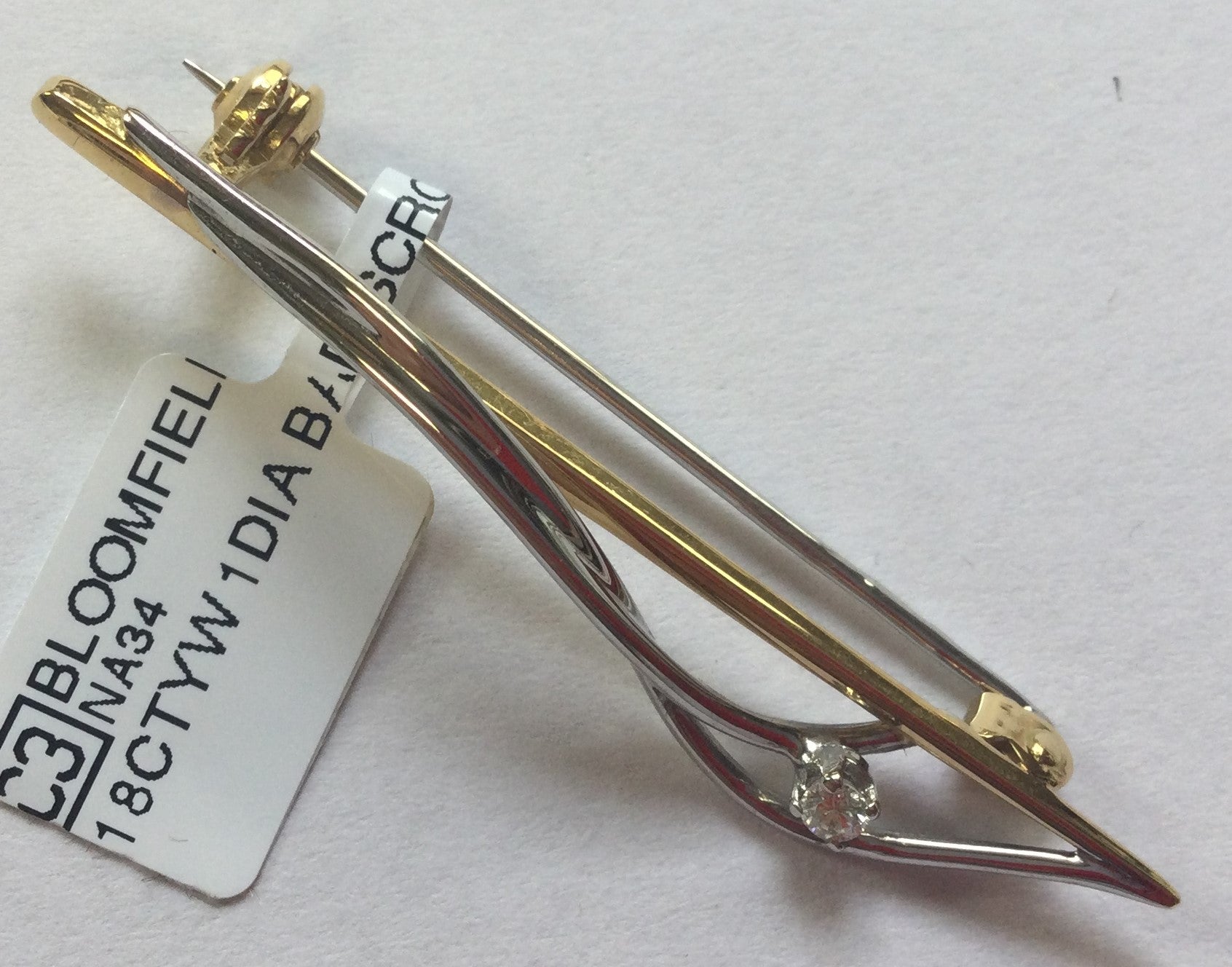 18ctyw 1dia Bar Scroll