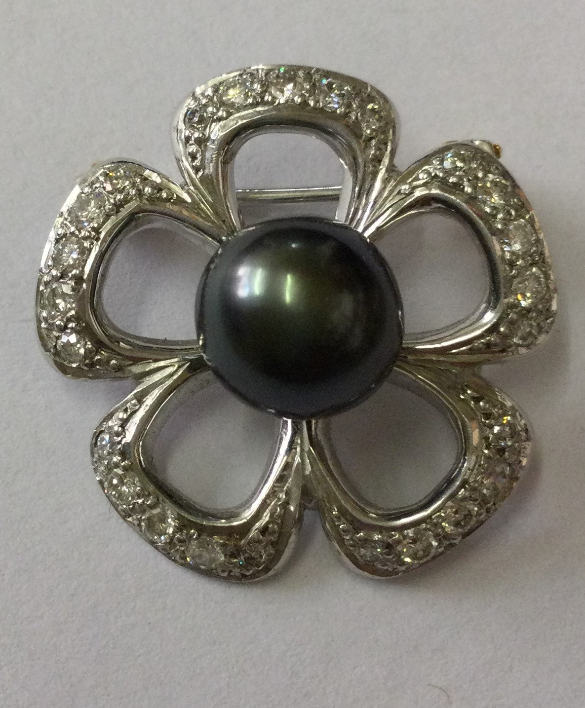 18ct White Gold Tah Prl/Dia Flower